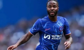 Sterling desarma e enfrenta ladrões para proteger a sua família